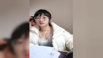 这鸡巴老师真骚啊，全程露脸在办公室趁没人开始大秀，备着课都漏着骚奶子，脱光了揉奶玩逼道具摩擦浪叫不断