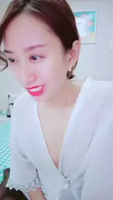 妹妹是个小淫虫，全程露脸制服丝袜情趣，口交大鸡巴道具抽插骚穴，让小哥在床上蹂躏爆草，浪荡呻吟表情可射