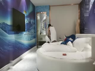 平安夜主题酒店约战高颜值牛仔裤外围美女小妞够骚太子哥抽插操的很尽兴