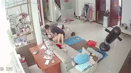 黑客破解家庭网络摄像头监控偷拍早上起来丈夫忙着一...