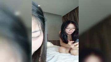 清纯呆萌小萝莉！和闺蜜一起双女！舌吻调情舔奶子，紧致嫩穴掰开，轮流镜头前展示，极度诱惑第01集