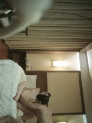 屌嗨哥勾搭实战新晋老哥约妹首战，喜欢穿点衣服调情，跪地舔屌骑乘边操边揉奶子，射完精膜拜一下