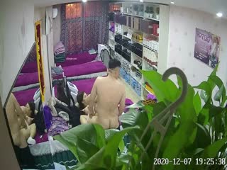 黑客破解家庭摄像头偷拍❤️奇葩夫妻各自弄，性欲高涨再做爱小孩就在一旁躺着