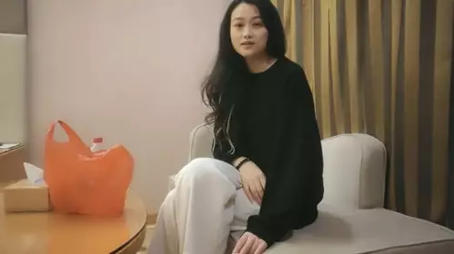 gc小马寻花约气质外围 镜头前深喉扛起大长腿拉着手站立后入