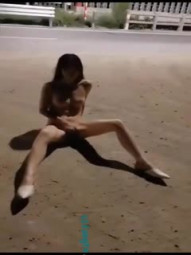 推特喜欢露出的淫妻太大胆了全裸行走街头口交啪啪旁边还有车路过