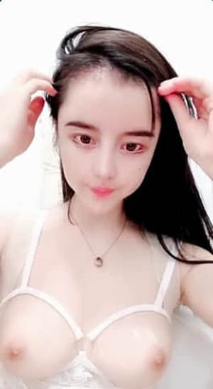 眼镜妹极品大胸  脱光后判若两人  淫荡小娇娃  舌吻啪啪激情如火