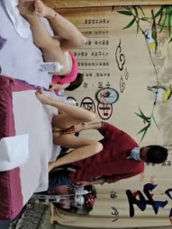 养生馆4P风骚少妇，享受技师的按摩揉奶抠逼特殊服务，两个骚逼被小哥床上床下各种爆草抽插，浪叫呻吟不止