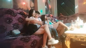 甜美大奶妹子深喉口交上位骑坐后入抽插