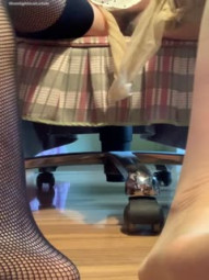 推特淫荡生物老师【闵儿】 白色冰丝性感睡衣骚弄身姿，足交水晶棒抽插粉穴大量白浆溢出2