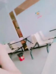 漂亮大眼美眉在沙县小吃偷偷给你看看她的小秘密 一线天粉嫩鲍鱼诱惑加刺激