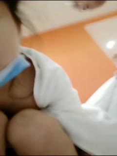 滴士司机带着萝莉主播柠檬KTV门口勾搭了几个社会小青年开房,淫乱其中一个喝高了的乱说话