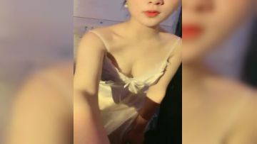 韵味十足端庄妹子白色吊带睡衣，特写私处掰穴自慰水水不少第01集