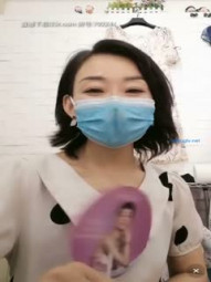 【风韵老板娘】服装店 到了夜晚淫穴奇痒发骚，从柜台玩到小衣间，扣穴玩奶子 淫水都沾湿内裤了，爽完给网友科普性爱 过来人风韵姨！