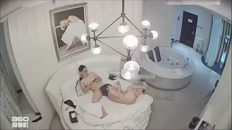 豪华主题房球帽眼镜哥很拽约啪卖服装的苗条美女上位...