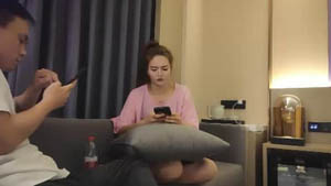 国际名媛极品骚货留学生 穿着靴子的辫子女孩在客厅里做爱