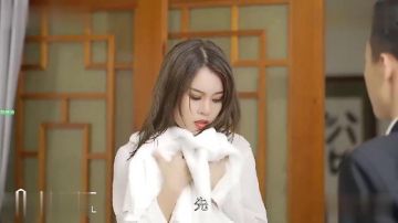 冷雨夜漂亮女秘书深夜送文件全身湿透和收文件的文员激情-王蓉