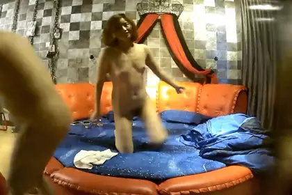 明星级别的嫩模酒店被插入后不停的浪叫，外表可爱没想到阴毛那么旺盛，太骚了