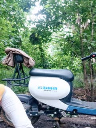 电车痴汉激情户外上演，渣男浪女激情开战电瓶车上激情啪啪，口交大鸡巴电车上多体位爆草抽插，浪叫呻吟不止