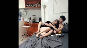 越南妹子玩3p 两女一男双飞性感大长腿兔女郎装扮