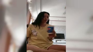 极品少妇儿子在家还偷偷的跟狼友发骚，揉着奶子玩着逼儿子突然推门进来，快他幺吓死她了，把儿子赶走接着嗨第01集