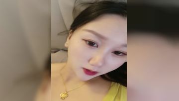 哺乳期良家小奶妈一个人在家奶完孩子陪狼友发骚，全程露脸美美哒淫声荡语互动撩骚，脱光了揉奶玩逼挤奶水第03集