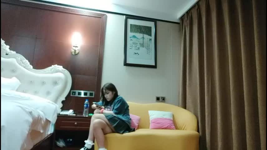 【莱昂纳多探花】，学生装00后小萝莉，清纯乖巧，娇小玲珑，抠穴抱插，沙发后入玩得爽，劲爆刺激