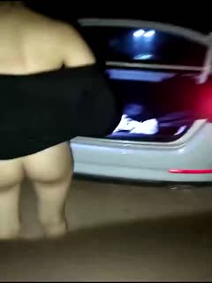 【户外勾引3P】凌晨三点半几个00后驱车到郊外打野战，小萝莉怕鬼，男主说应该是鬼怕我们