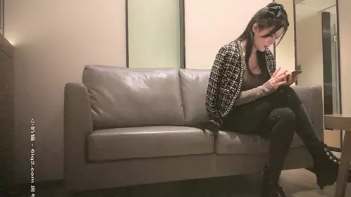 来自萝莉小姐姐的新年福利，全程露脸可爱清纯颜值高，性感马尾辫大秀诱惑，自慰骚穴看好姐妹道具抽插骚逼