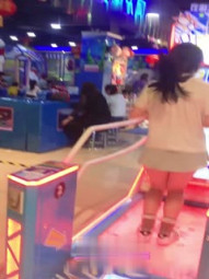 洛丽塔人前露出系列第十四部_超多人的游乐场挑战无内跳舞机露出