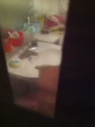 爬窗偷窥隔壁学生小嫩妹洗香香 奶子粉粉的超级诱惑