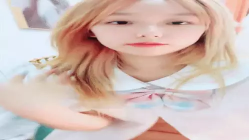 金发卡哇伊萌妹【漫画川】JK装短裙诱惑地上脱下内裤跳蛋磨蹭手指猛扣搞得小穴湿湿