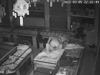 三月破解网络摄像头监控偷拍玉石首饰柜台旁老板晚上看店和苗条富姐型媳妇在简易床上啪啪