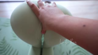 大奶肥臀美女 穿着瑜伽裤甩着大屁屁 看的哥们受不了 扒了裤子就开车 无套输出 操出白浆