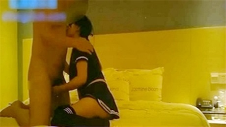 酒店偷操朋友气质漂亮的姐姐,小骚货被干的高潮连连说...