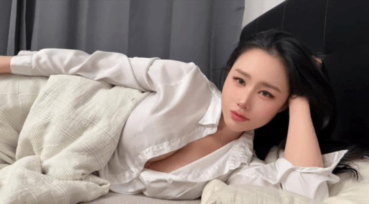 车库露出从车内脱衣到车后口交两辆AMG之间内射中出