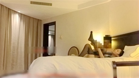 江苏商学院性感女神级美女买了个苹果7 plus手机才同...