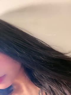 北京海淀区~极品女大学生~【Yves】鲍肥汁多~抠逼爽到喷~！小骚逼，水特别多，阴毛又黑又多！《1》