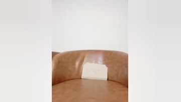 两个小骚逼镜头前展示，第二个好靓身材不错，逼逼干净毛都没长齐，听狼友指挥撅着屁股给狼友看掰开逼看特写第10集