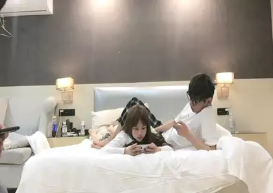 美貌瓜子脸御姐点外卖推迟威胁骑手操自己不然给差评 骑手没见过这幺过分的要求 挺翘美乳身材超级棒