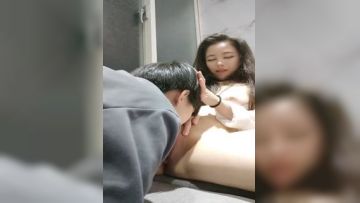 台湾小飘飘首次约个小鲜肉露脸舌吻舔逼，钢管舞女神，搔首弄姿第03集