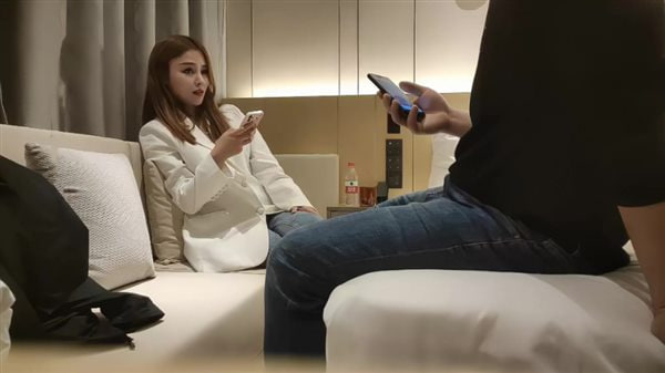 白色西装牛仔裤性感妹子聊聊天坐身上调情洗完澡开操抽插猛操骑乘后入