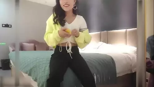 【小宝探花】高价高端外围美妞，9分颜值金发冷艳女神，花臂纹身里面吊带装，坐在身上舌吻调情，美女很配合，各种姿势轮换着操…