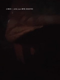 嫖娼不戴套3月1日夜晚扫街选逼直接加价把站街年轻小姐带到住所干灯光好对着镜头掰她B顶的太深大喊好长啊