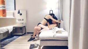 探花约了个少妇穿黑丝制服口交足交后入猛操呻吟