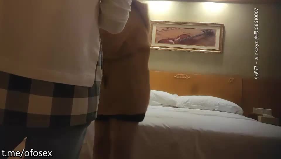 约了个肉肉身材黄色大衣妹子啪啪，口交摸逼上位骑坐后入大力抽插猛操