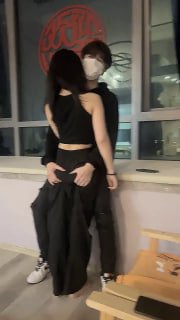 约外围人气学生妹，苗条身材长腿妹子，蹲着口交舔屌擡腿抽插，放在桌子上大力撞击