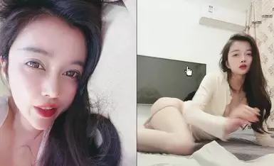 气质文静眼镜妹！近期下海收费秀！苗条身材美腿，脱光光展示 翘起美臀露肥穴 揉搓奶子很是诱惑