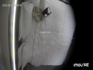 8月最新流出小区附近公园沟厕全景正面偷拍❤️两个美眉尿尿看着微开的鲍鱼,鸡儿硬着看完