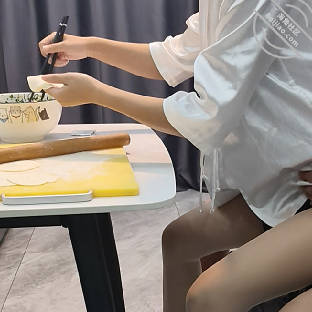 妈妈一边包饺子一边坐我的鸡巴上扭动身体