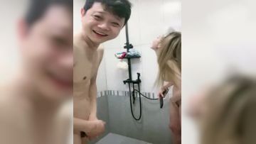 被大哥弄舒服的小骚货，全程露脸给大哥口交深喉真鸡巴骚，让大哥又草又抠高潮不断，揉着骚奶子侧入爆草蹂躏第05集